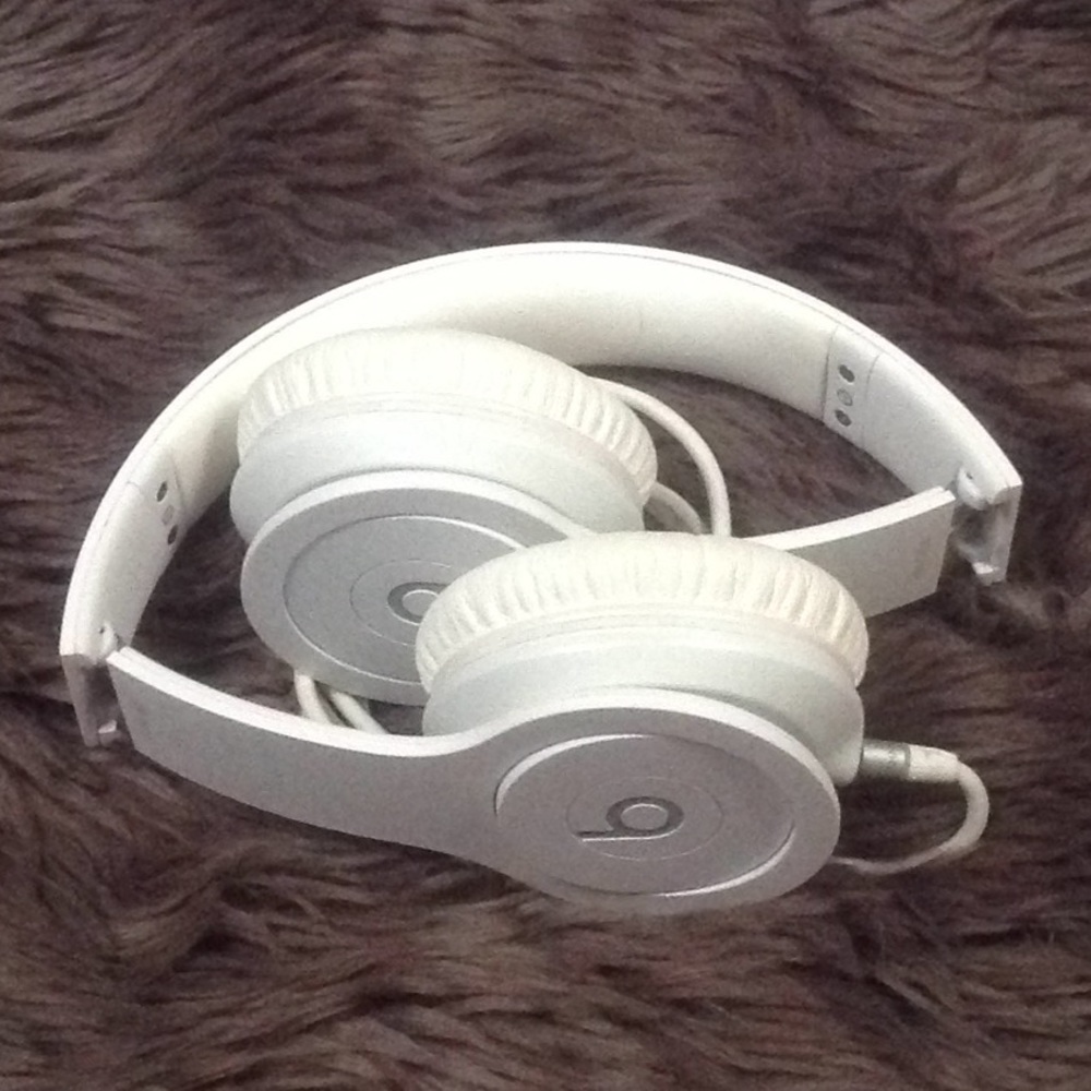 Beats by Dr. Dre corded headphones, white